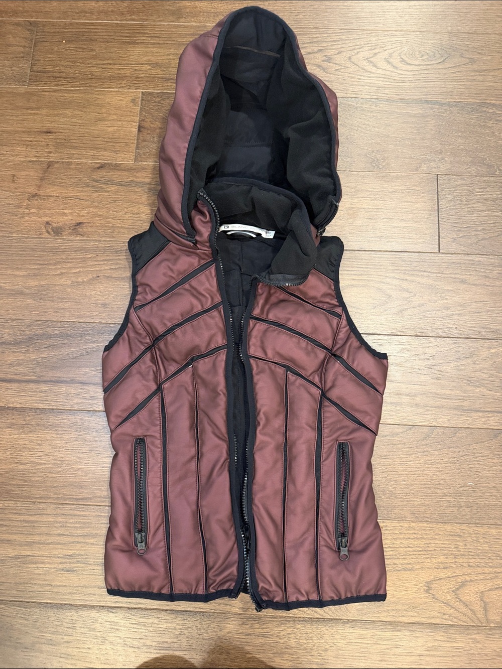 The Blanc Noir Aura Mesh Inset Performance Vest in Maroon/Black XS - C53-036